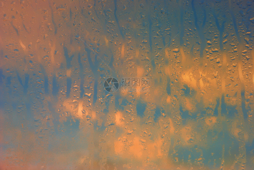 窗户上的冷凝水蒸气汽天空图片
