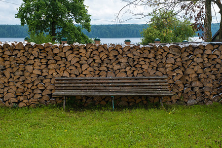 夏天木制的乡村一大堆木柴和小块板供夏日休息图片