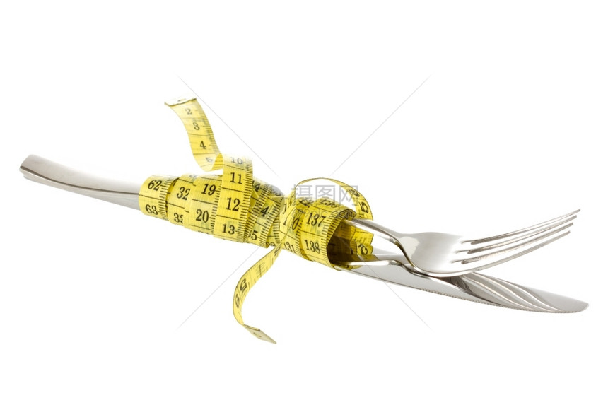 经过关心用测量磁带包裹的叉子和刀孤立在白色背景上节食图片