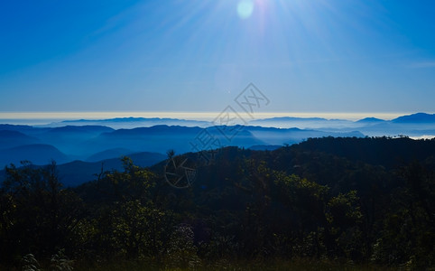 阳光闪电多雾路段在山风景的日出图片