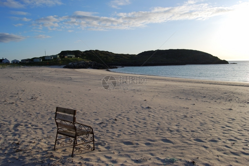 日落草风景坐在海面滩上的椅子图片