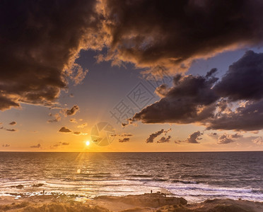 梦想之游天空日落梦想浪漫地前往以色列海岸的浪漫旅行游云背景