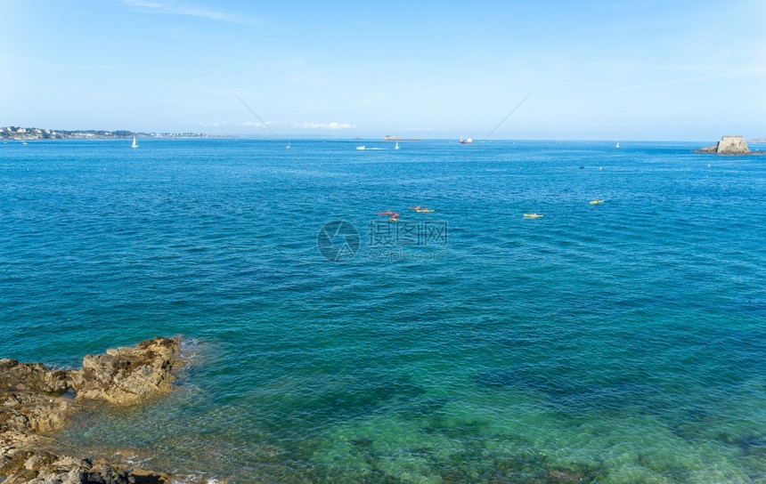 夏季法国海岸潮水期间的和游艇地平线落下假期图片