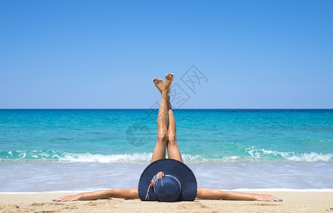 躺在沙滩上晒太阳的女人图片