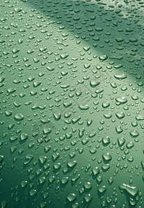 滴车窗外绿色车辆面板上雨滴的背景天气水滴湿的设计图片