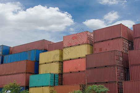 货物包装集箱存放在货运海港码头候货站的储存区商品贸易堆叠的图片
