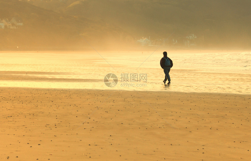 走了一个人独自在海滩上行走男人松弛图片