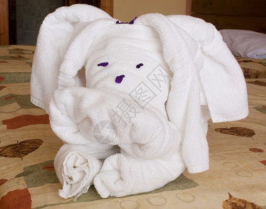 松弛古巴旅馆房间床铺的狗毛巾形状旅行采取图片
