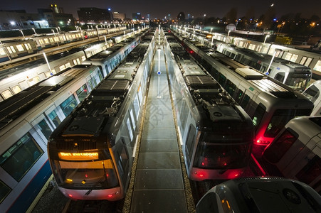 月亮天际线道路沙漠火车站夜间有一座城市天线图片