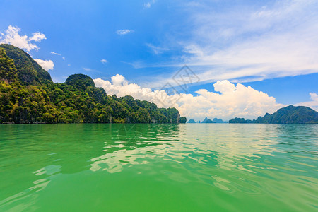 翠堤雅翠泰国普吉PhangNgaBay绿水域蓝色的天空背景