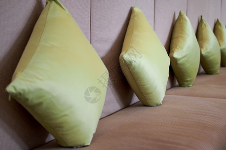 酒店沙发上一堆绿色枕头家图片