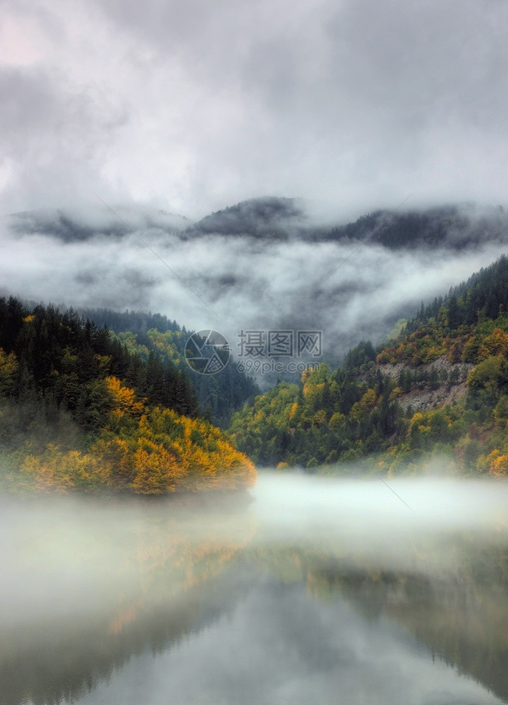 湖泊和山间的薄雾图片