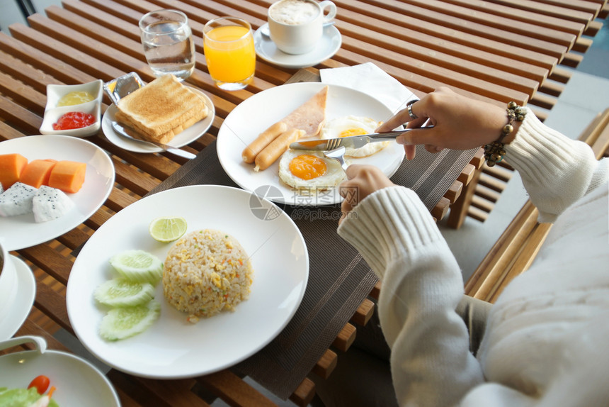 吃早餐时握着刀和叉子的手图片