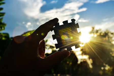 连接人们成功在天空和太阳光上拼锯的概念游戏图片