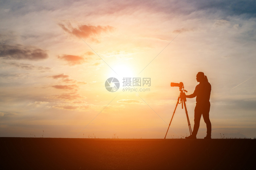 自然轮廓摄影师的休光片拍摄日落男图片