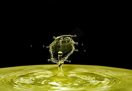 溅黄色的坠落碰撞后产生的水滴顶抽象图片