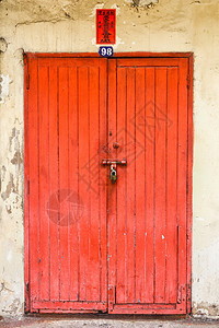 旧红门有滑动螺栓锁上写作和数字八号在泰国曼谷唐人城上空市街图片