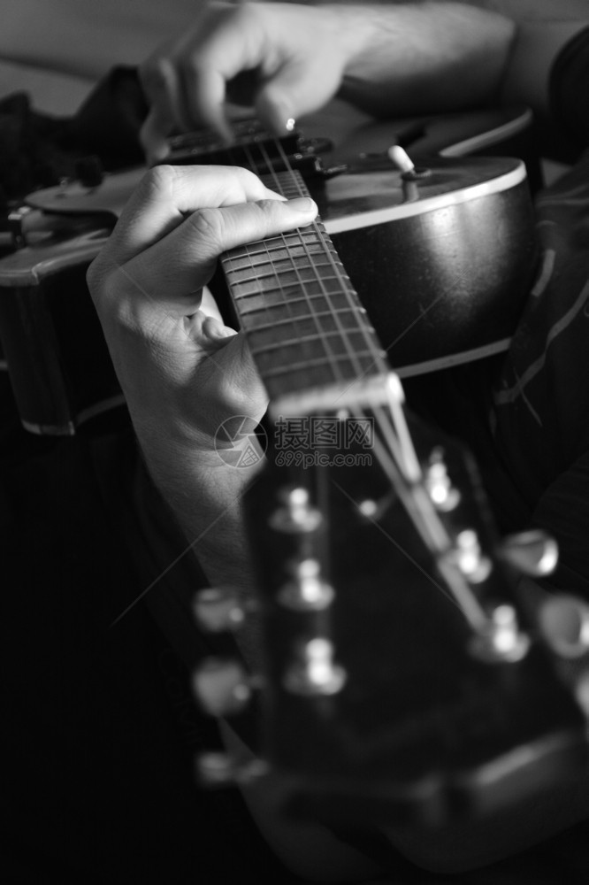 钉子单色字符串手弹吉他时的曼斯柯手拍着黑白照片图片