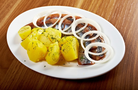 腌鱼海鲜制含土豆和洋葱的鱼片图片