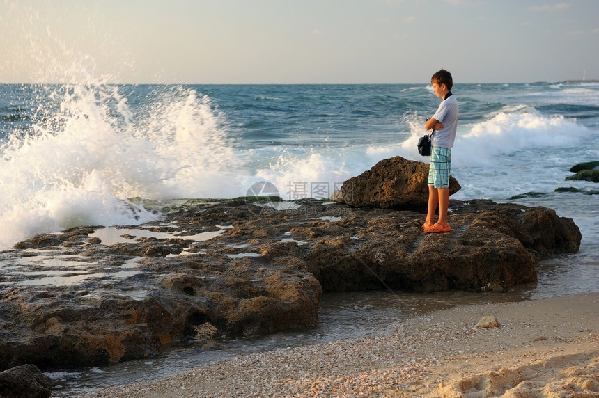 以色列南部阿什克隆市附近的以色列地中海沿岸阿什克伦市附近泡沫青少年岩石图片