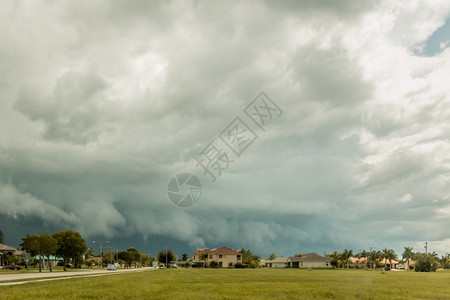 天空在佛罗里达CapeCoral的典型夏日带着暴雨的乌云黑暗天气图片