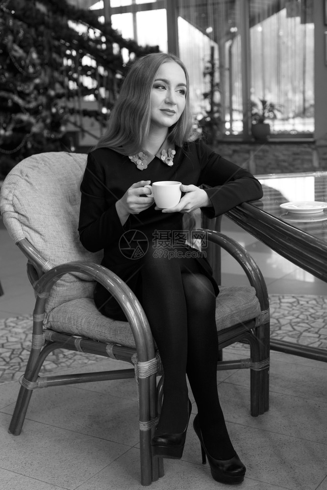 人类年轻的女士喝着咖啡茶图片