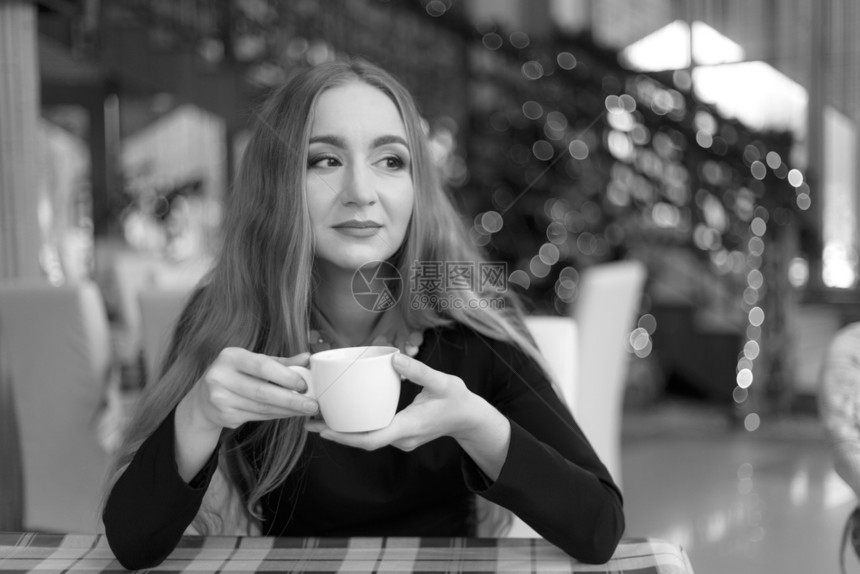 保持年轻女士喝着咖啡成人早餐图片
