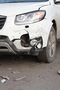 损害玻璃汽车白色有撞碰保险杠和头灯破碎的白色车图片