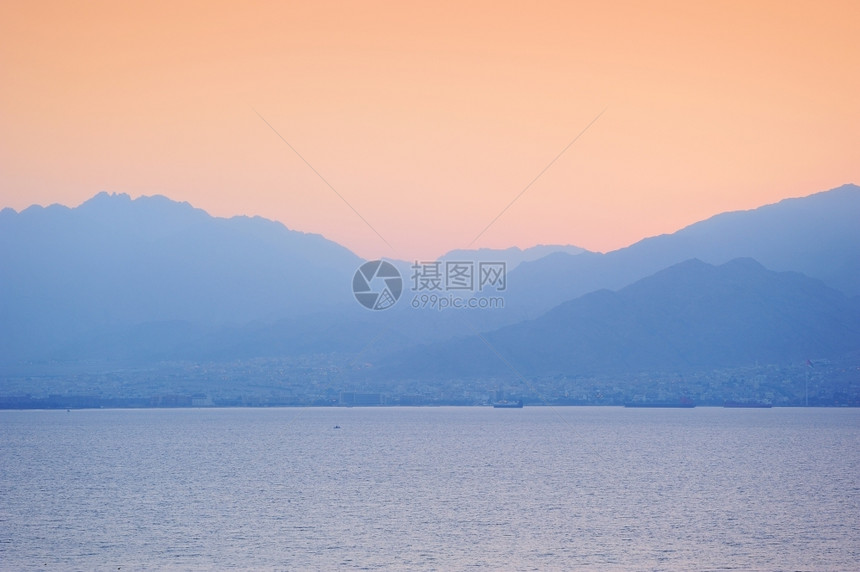 山下湖边的日出图片
