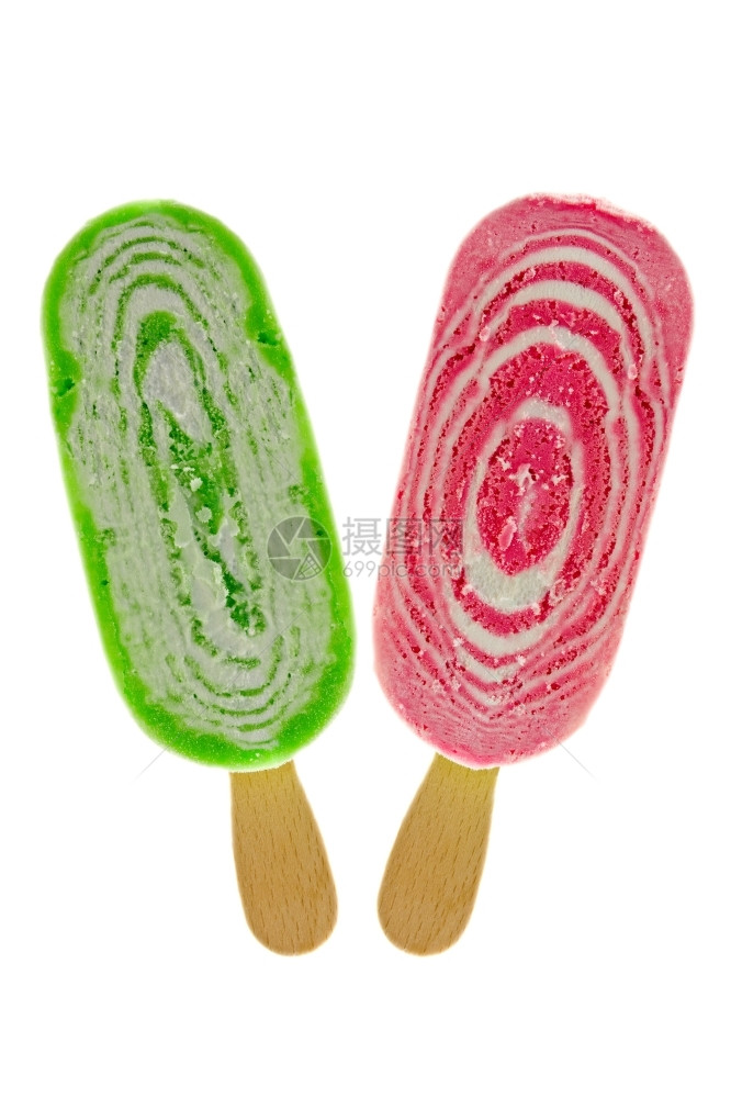 两次水果冰淇淋白底孤立在色背景上戳甜点的图片