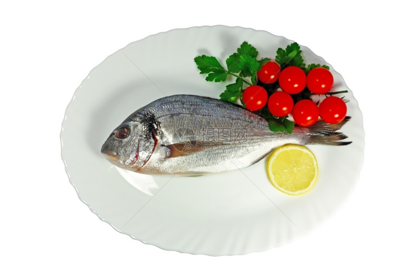 食物金头鱼在板上白色隔离可口盘子图片