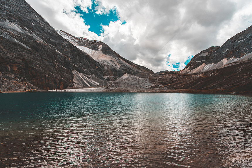 高山的景观和倒影图片