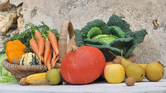 收成新鲜壁球在桌菜园的篮子里种季节水果和蔬菜图片