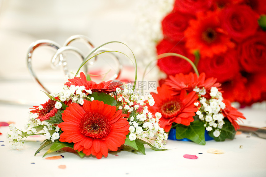 雏菊格柏勒庆典红玫瑰花椰子和树叶的婚纱花束图片