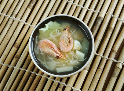 黄色的亚洲人广东海鲜汤在香港发现的广东菜中海鲜汤主菜背景图片