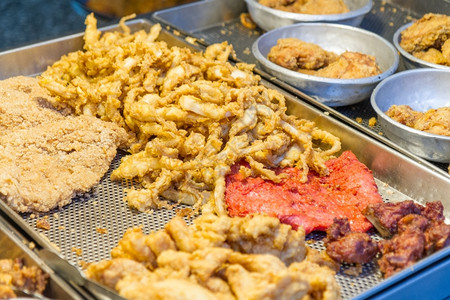 一顿饭经过台北传统市场湾炸鸡和鱿鱼Thapei蔬菜图片