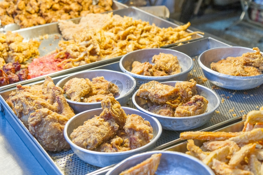 人乌贼台北传统市场湾炸鸡和鱿鱼Thapei街道图片