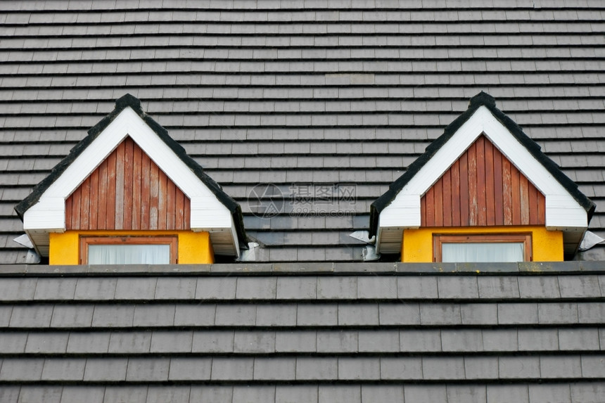 传统的黄色对称双阁楼窗平铺屋顶xD图片