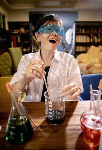 化学实验室中有趣的女科学家教育士亚洲人图片