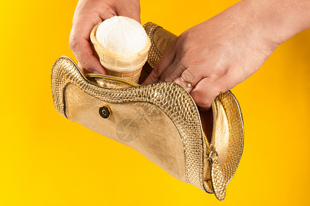 黄底带包里有冰淇淋的松饼杯胡扯白色的舀图片
