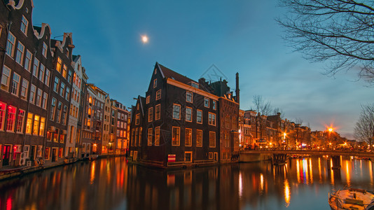 建筑的造首都荷兰阿姆斯特丹市风景晚上夜间图片