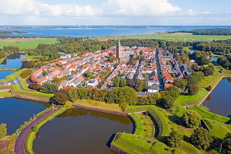 来自荷兰历史上古城Naarden的空中飞行组织城市旅游天线图片
