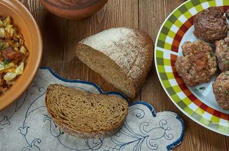 土制林帕瑞典黑麦面包自制烹饪传统各种菜盘顶视棕色的食物可口图片