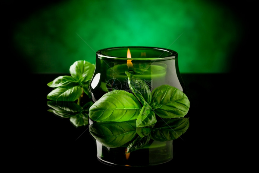 竹子亚洲目的黑色玻璃桌上有香味的蜡烛照片图片