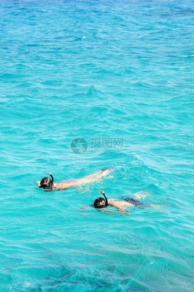 海中游泳的人图片