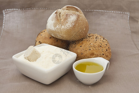 面团粉酵母和油的新鲜面包粮食棕色的图片