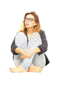 压力白种人光脚牛仔裤坐在地上的长头发和黑眼镜妇女肖像赤脚牛仔裤女孩图片