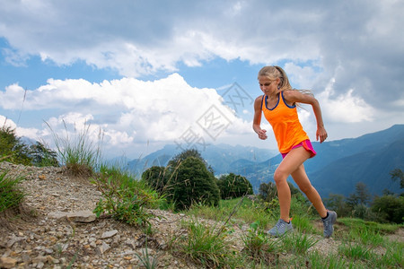 在山上跑步的女性图片