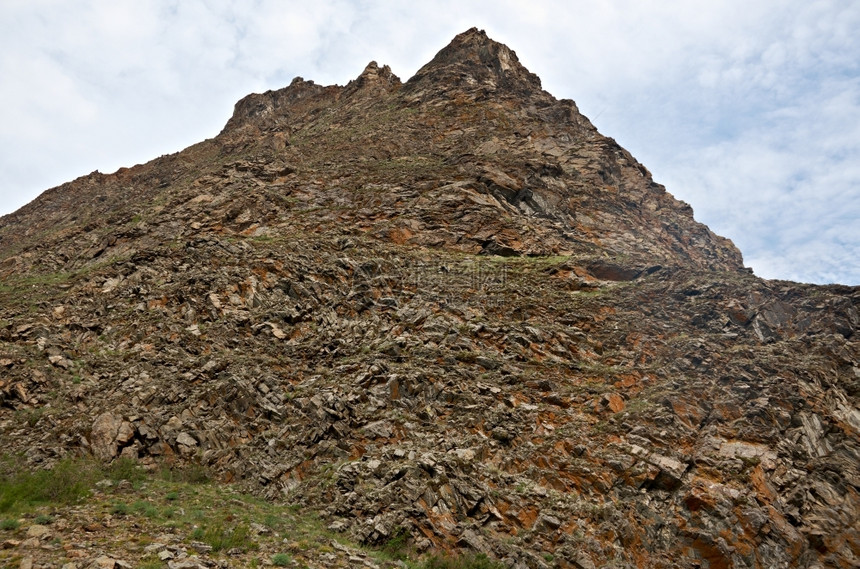 陡峭的山峰图片