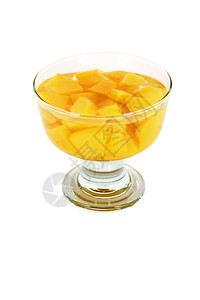 水果橘子桃在玻璃中装满了白色的隔开喝果汁背景图片